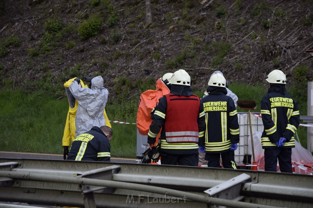 VU Gefahrgut LKW umgestuerzt A 4 Rich Koeln Hoehe AS Gummersbach P207.JPG - Miklos Laubert